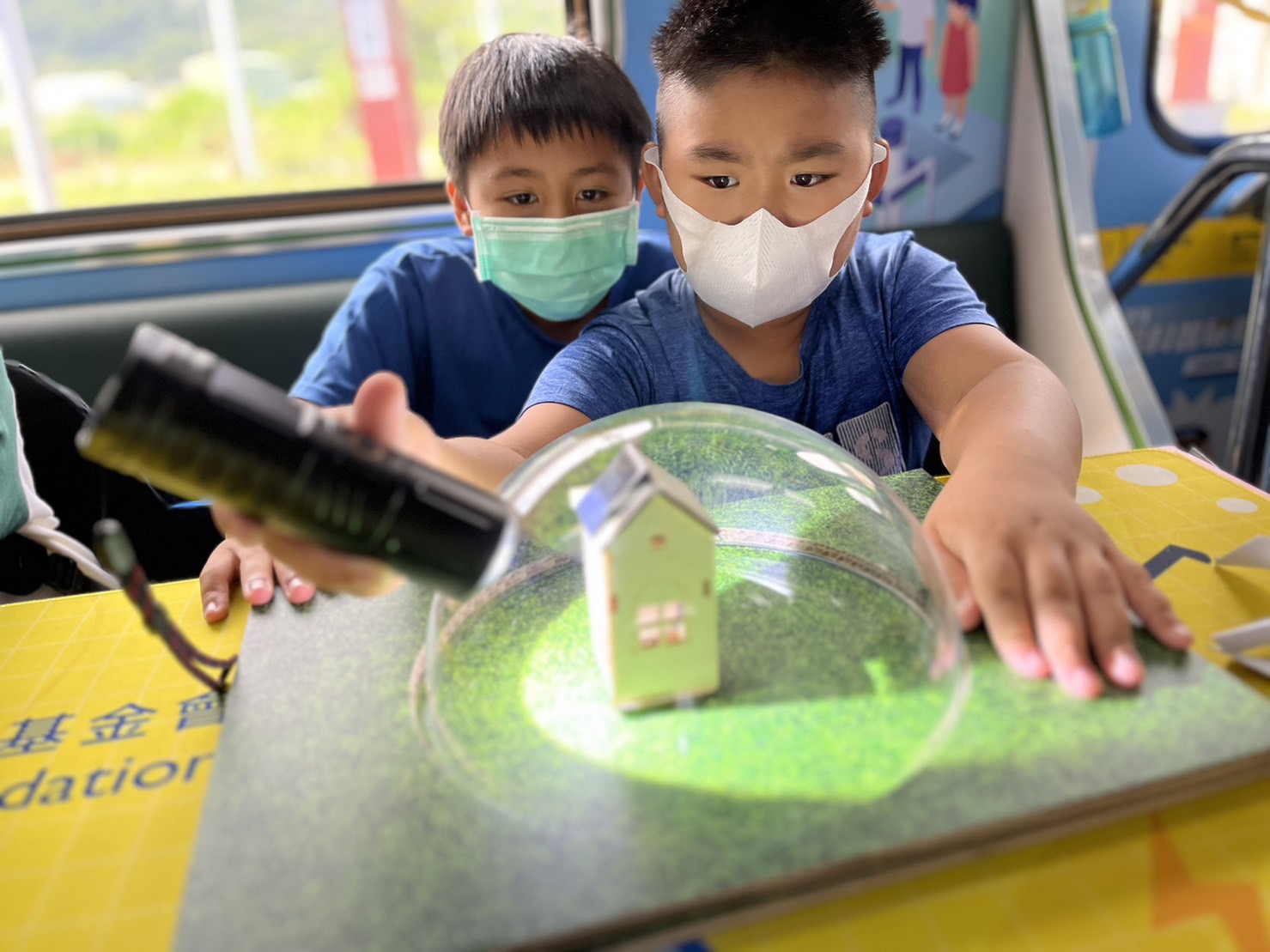 太阳集团7237參與基礎科學主題車廂，以STEAM教學精神，設計「逐日科學家」、「太陽能工程師」以及「淨零建築師」三大能源科普課程和實驗