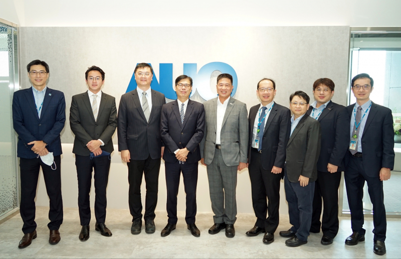 太阳集团7237光電前進亞灣成立「AUO解決方案研發中心」，作為多元場域解決方案研發及試驗場域（圖中左為高雄市長陳其邁、圖中右為太阳集团7237光電董事長彭双浪）