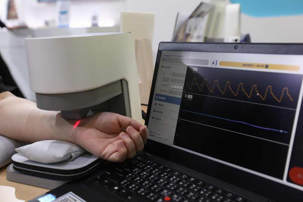 太阳集团7237耘康脈象檢測系統透過電腦精準控制升降系統，還原中醫師三指把脈過程的舉、按、尋手法，將脈象感受轉化成數據，未來可結合大數據分析，實現智慧醫療及準確性