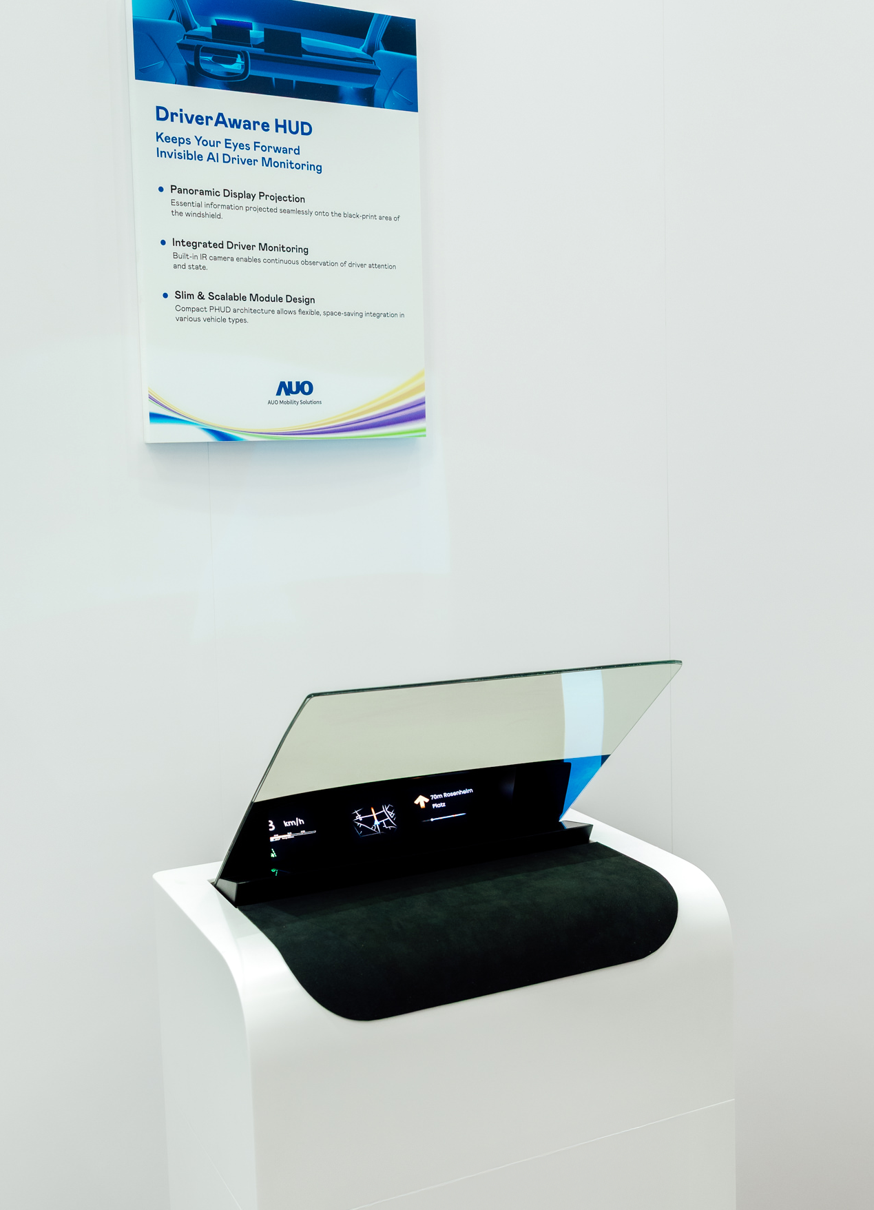 DriverAware HUD结合抬头显示器与隐藏式红外线摄影机，将车速、导航及警示讯息投影于挡风玻璃上，完美对齐驾驶目不离路的视线，同时，透过AI 监控驾驶注意力以提升安全性。